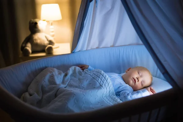 Bebé niño beber leche en la cama — Foto de Stock