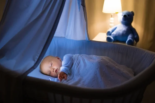 Малыш пьет молоко в постели — стоковое фото
