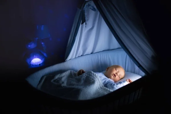 Bebé niño beber leche en la cama — Foto de Stock