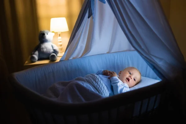 Menino bebê bebendo leite na cama — Fotografia de Stock