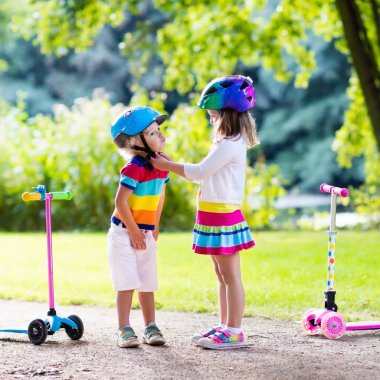 Çocuklar yaz Park sürme.