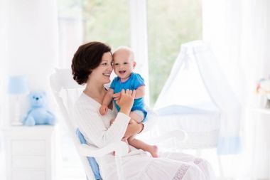 Anne ve bebek yatak odasında
