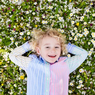 Çocuk yaz çiçek yeşil çim çim üzerinde