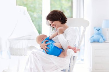 Anne ve bebek yatak odasında