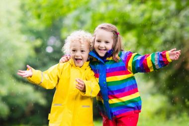 Yağmur ve su birikintisi çocuklar oyunda sonbahar