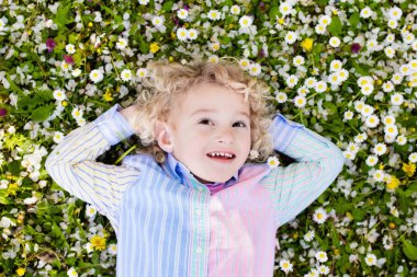 Çocuk yaz çiçek yeşil çim çim üzerinde