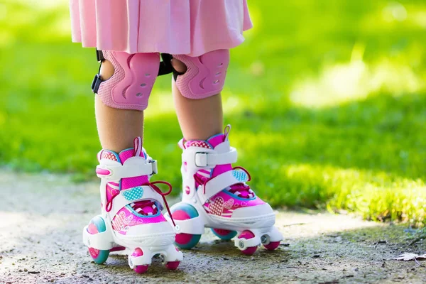 Küçük kız bir parkta paten ayakkabı ile — Stok fotoğraf
