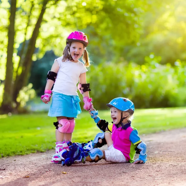 Patinaje infantil en el parque de verano —  Fotos de Stock