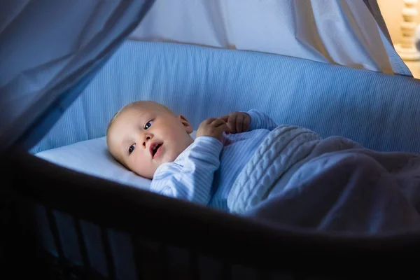 Menino bebê bebendo leite na cama — Fotografia de Stock