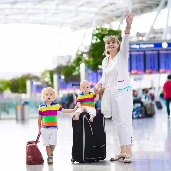 Familia en el aeropuerto antes del vuelo — Foto de Stock