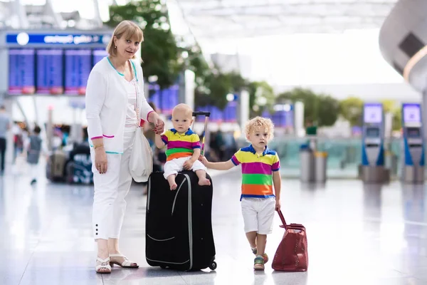 Familia en el aeropuerto antes del vuelo — Foto de Stock