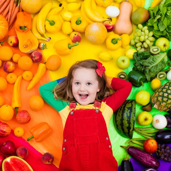 Egészséges gyümölcs- és zöldség táplálkozás gyerekeknek — Stock Fotó