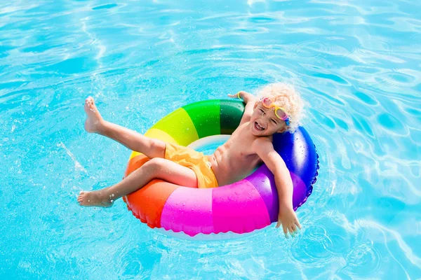 Ребёнок с игрушечным кольцом в бассейне — стоковое фото