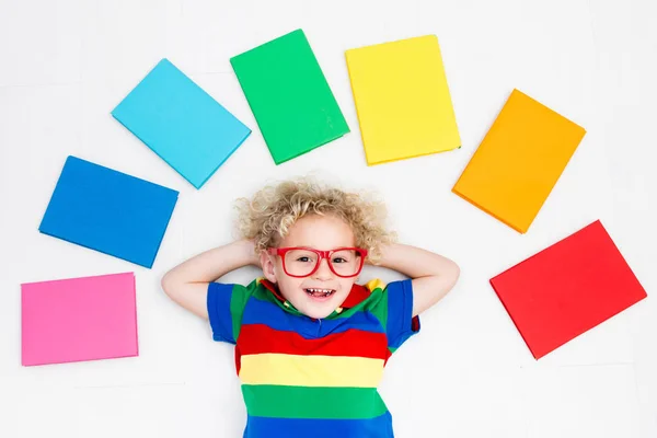 Criança a ler livros. Escola para crianças . — Fotografia de Stock