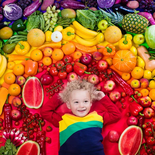 Здоровое питание детей фруктами и овощами — стоковое фото