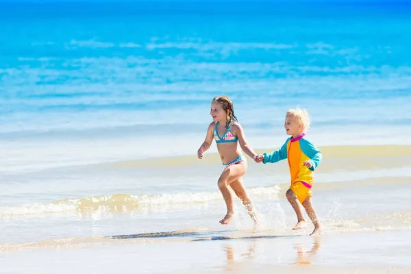 Kinder rennen und spielen am tropischen Strand — Stockfoto