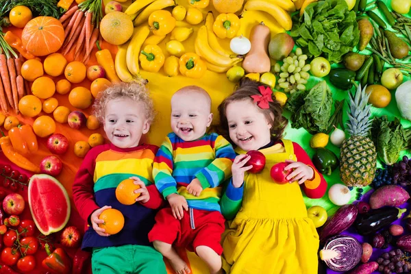 Buah sehat dan gizi sayur untuk anak-anak — Stok Foto