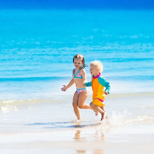 I bambini corrono e giocano sulla spiaggia tropicale — Foto Stock