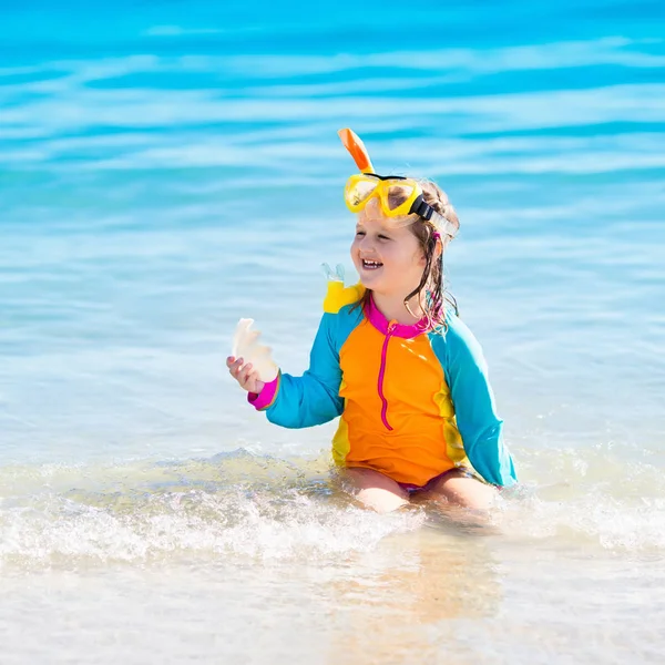 Esnórquel infantil en la playa tropical — Foto de Stock