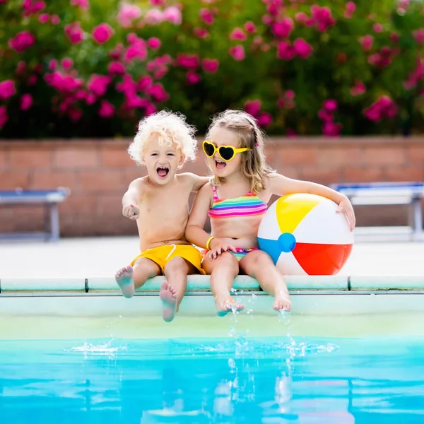 孩子们在户外游泳池玩耍 — 图库照片