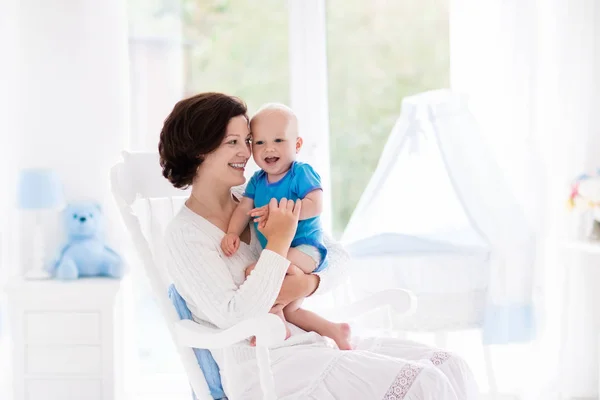 Mother and baby in bedroom — Stock Photo, Image