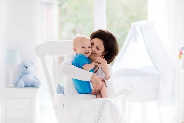 Madre y bebé en el dormitorio — Foto de Stock