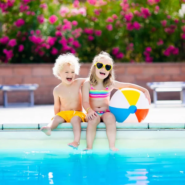 Niños jugando en la piscina al aire libre — Foto de Stock