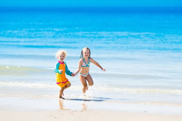 孩子们奔跑和玩耍在热带的海滩上 — 图库照片
