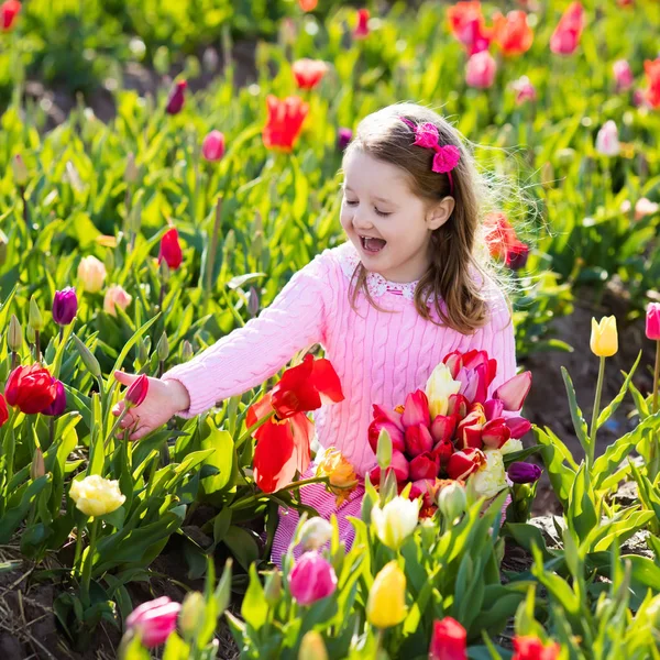 Petite fille dans le jardin de fleurs de tulipe — Photo