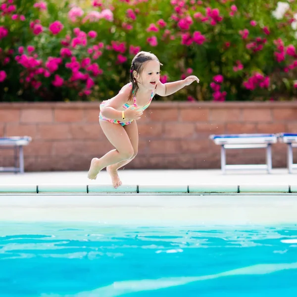 Bambino in piscina in vacanza estiva — Foto Stock