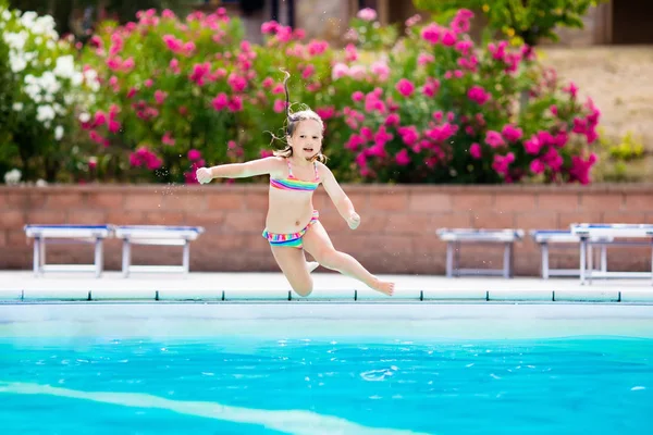 Bambino in piscina in vacanza estiva — Foto Stock