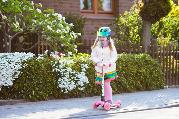 Kind rijden schooter op weg naar school — Stockfoto