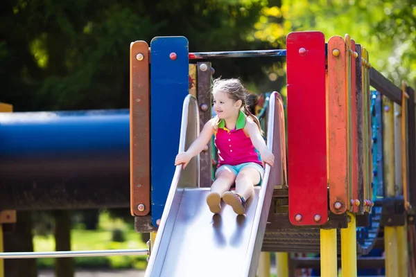 Enfant jouant sur une aire de jeux extérieure en été — Photo