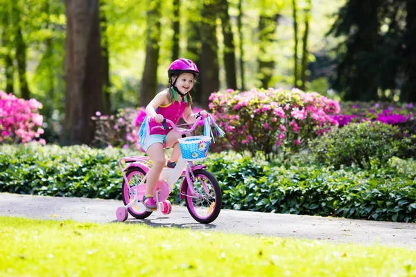 Kind rijden fiets. Kind op fiets. — Stockfoto