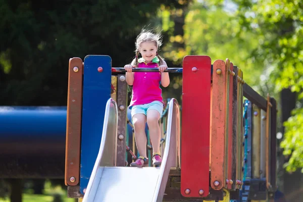 Kind spielt im Sommer auf Spielplatz im Freien — Stockfoto