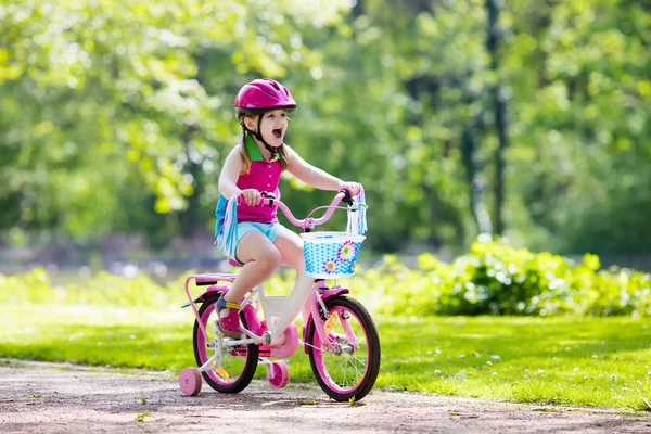 Kind rijden fiets. Kind op fiets. — Stockfoto