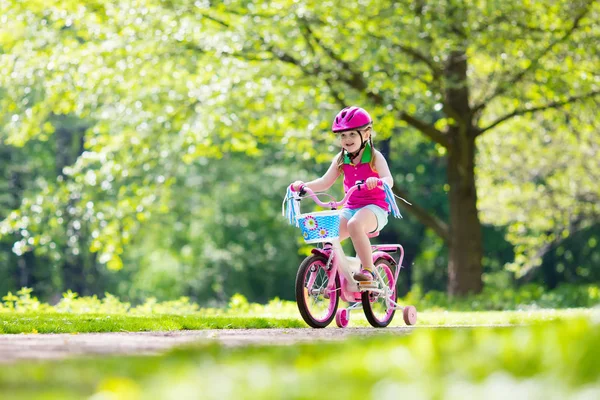 Bicicleta de criança. Miúdo de bicicleta . — Fotografia de Stock