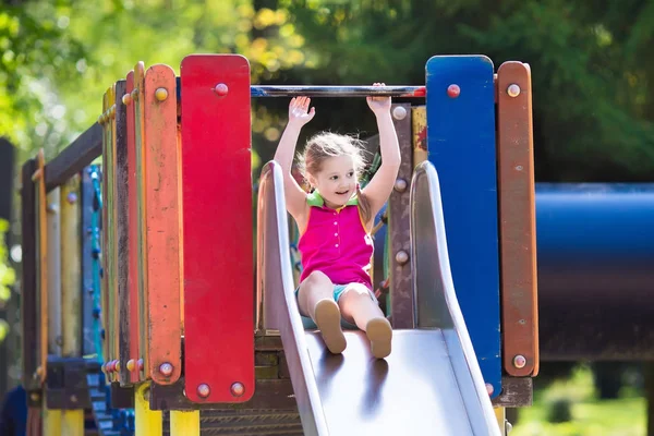 Bambino che gioca nel parco giochi all'aperto in estate — Foto Stock