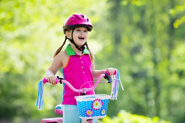 Çocuk binicilik bisiklet. Bisikletli çocuk. — Stok fotoğraf