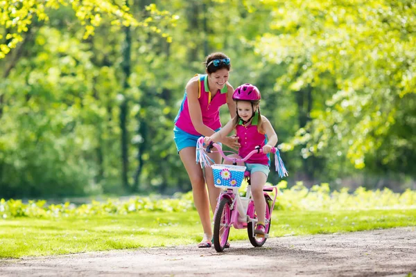 Matka nauczanie dzieci jeździć na rowerze — Zdjęcie stockowe