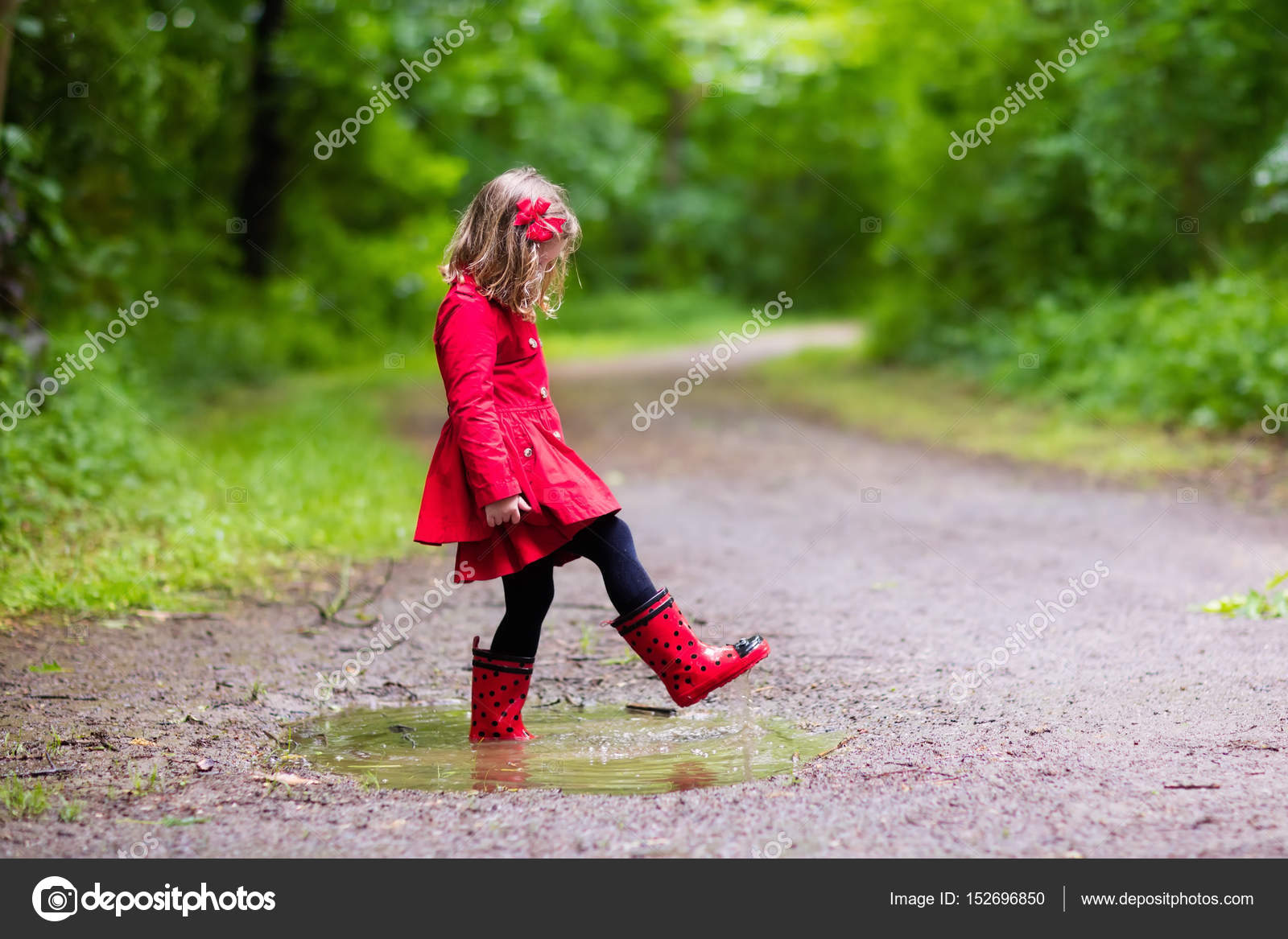Pictures walking in the rain Little girl walking in the rain — Stock