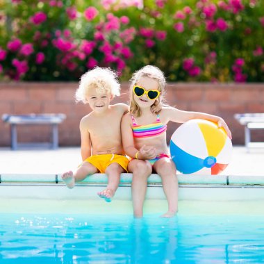 Açık Yüzme havuzunda oynayan çocuklar