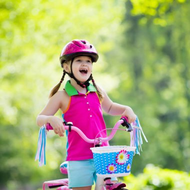 Çocuk binicilik bisiklet. Bisikletli çocuk.