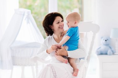 Anne ve bebek yatak odasında