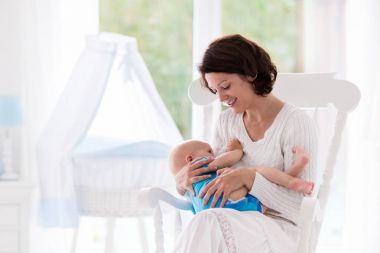 Anne ve bebek yatak odasında