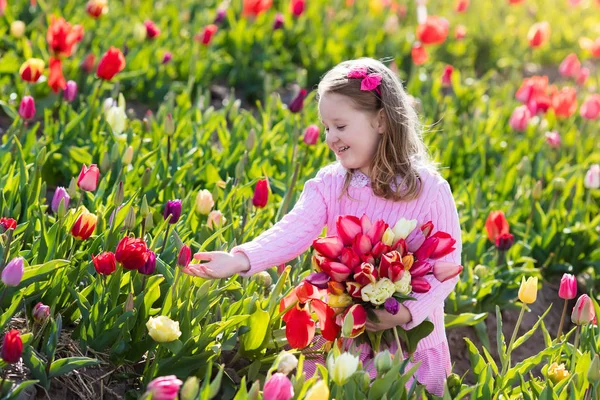 Menina no jardim tulipa flor — Fotografia de Stock
