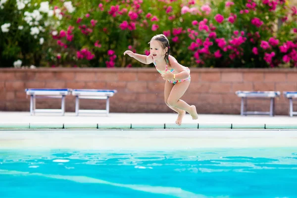 Dziecko w basenie na letnie wakacje — Zdjęcie stockowe