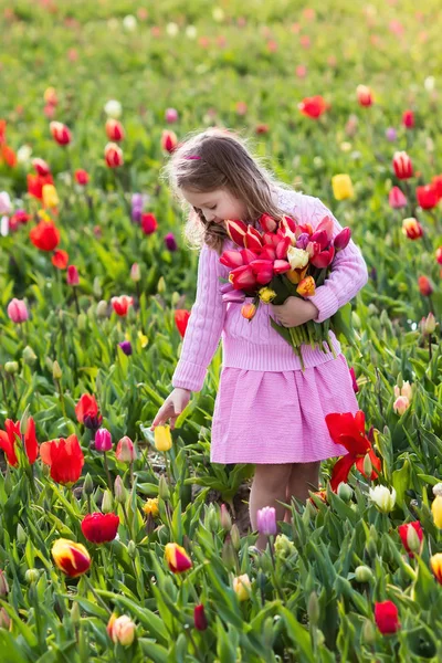 Маленька дівчинка в квітковому саду тюльпанів — стокове фото