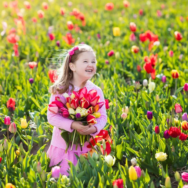 Μικρό κορίτσι στον κήπο λουλουδιών τουλίπα — Φωτογραφία Αρχείου