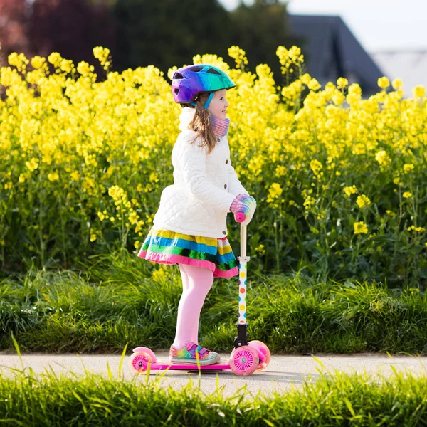 Kind rijden schooter op weg naar school — Stockfoto